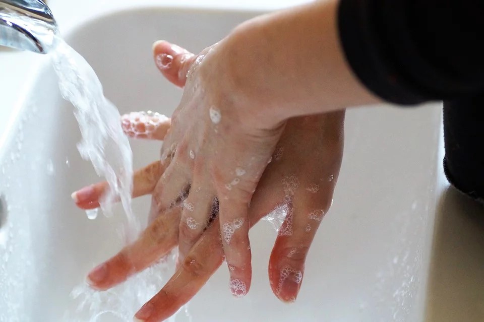 Celem zadbania o zdrowie i bezpieczeństwo, każdy powinien często myć ręce, dezynfekować powierzchnie i wprowadzać w życie zasady dystansu społecznego.  