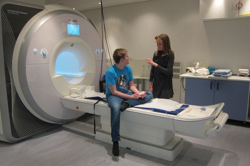 Uczestnik HD-YAS przygotowuje się do obrazowania mózgu za pomocą MRI (zdjęcie dzięki uprzejmości HDYO)  