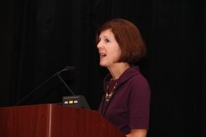 Lynn Raymond omówiła, jak zbyt duża aktywność elektryczna może być szkodliwa dla neuronów 