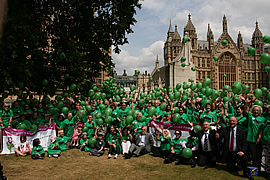 W czerwcu 2010 roku setki członków rodzin osób chorych na HD wzięło udział w wiecu w Londynie, aby podkreślić potrzeby pacjentów z HD i prawdopodobny wzrost liczby zachorowań.  