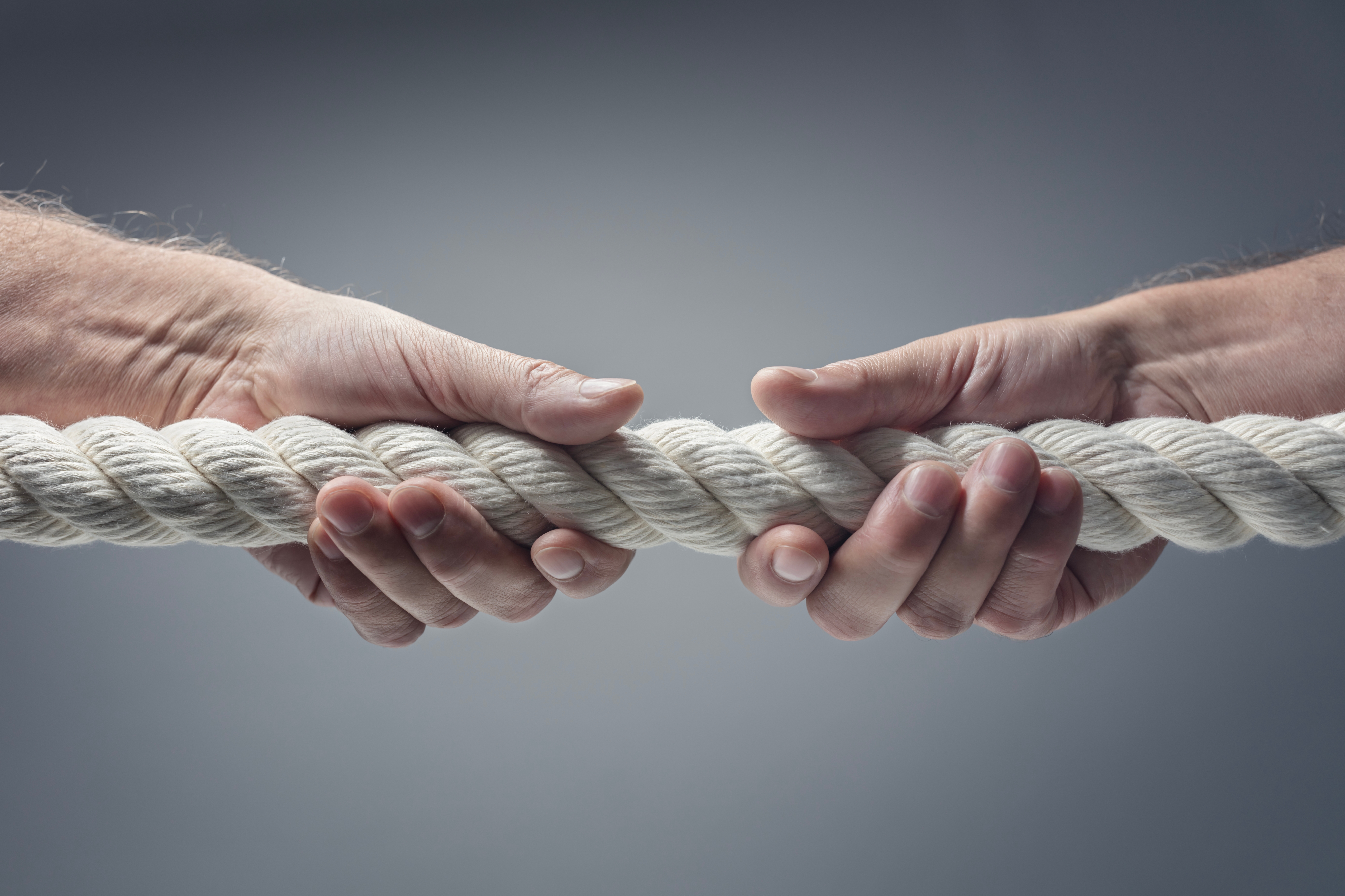 Przeciąganie liny w DNA: jak powtórzenia w chorobie Huntingtona rosną i kurczą się